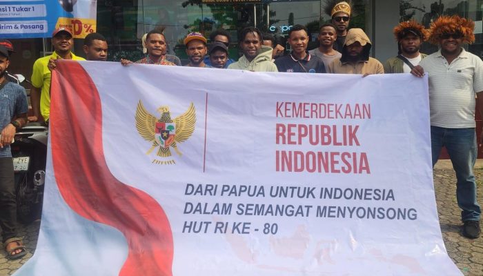 Warga Papua di Depok Bagikan 500 Bendera Merah Putih Sambut HUT ke-80 RI