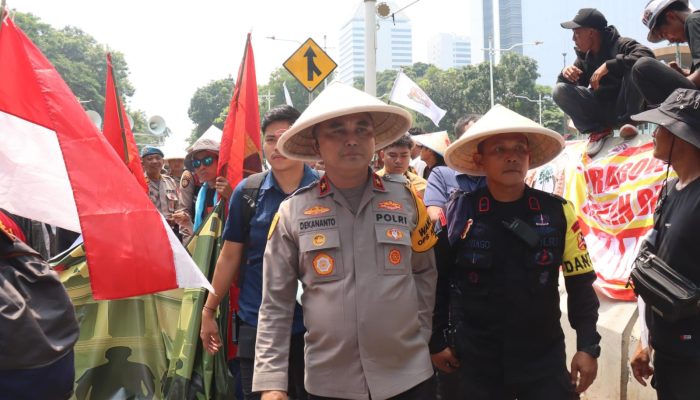Aksi Hari Tani Nasional di Monas Berlangsung Hangat, Wakapolda Metro Jaya Sambut Massa Aksi