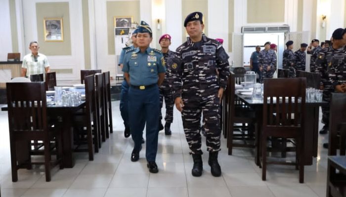 Alumni AAL Angkatan 38 Sumbangkan 46 Unit Meja Makan untuk Taruna AAL