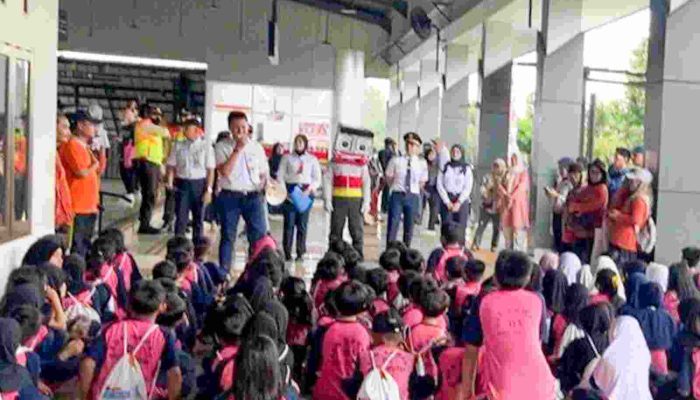 Hadirkan 1.717 Siswa, C-Taditur KAI Commuter Raih Rekor MURI Pada Kegiatan Sosialisasi Cinta Kereta