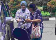 Bank Hadir Lebih Dekat, Teller BRI KC Cimanggis Layani Pensiunan di Area Luar Gedung