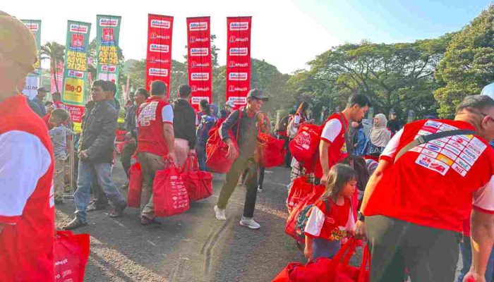 Peserta Mudik Asyik Alfamart Bawa Pulang Mobil Listrik Mewa hingga Goodie bag 20 Kg lebih