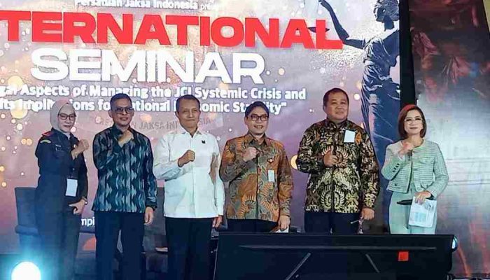 Koordinator Masyarakat Anti-Korupsi Indonesia (MAKI), Boyamin Saiman: Perlu Reformasi Tata Kelola Pemerintahan Secara Menyeluruh sebagai Langkah Preventif untuk Menghindari Krisis Ekonomi yang Lebih Dalam.