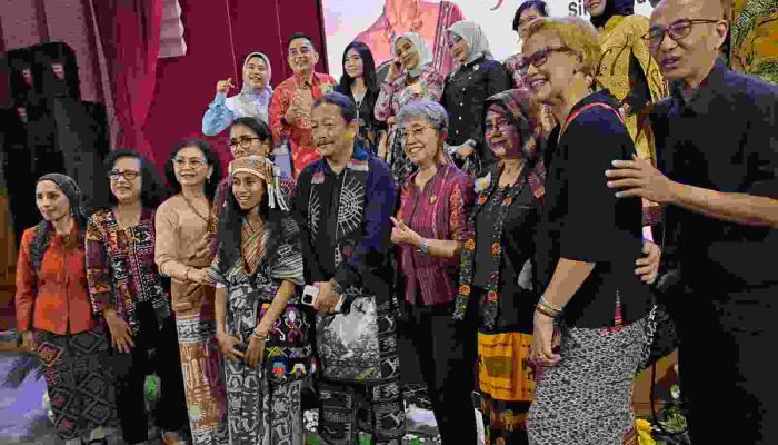 Yori Antar Dorong Budaya NTT Mendunia Lewat Pelestarian Rumah Adat dan Tenun